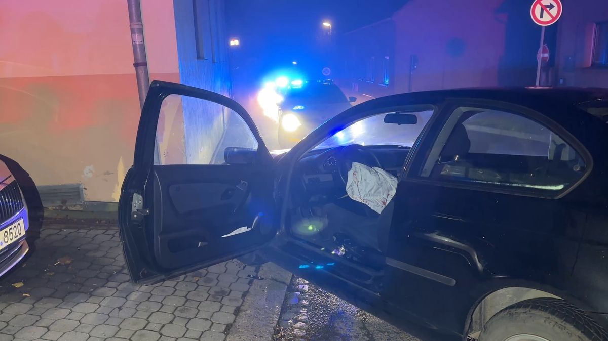 Opilý řidič v BMW u Prahy naboural do domu